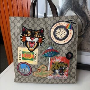 Soft Supreme Monogram Courrier Vertical Tote Beige New Acero